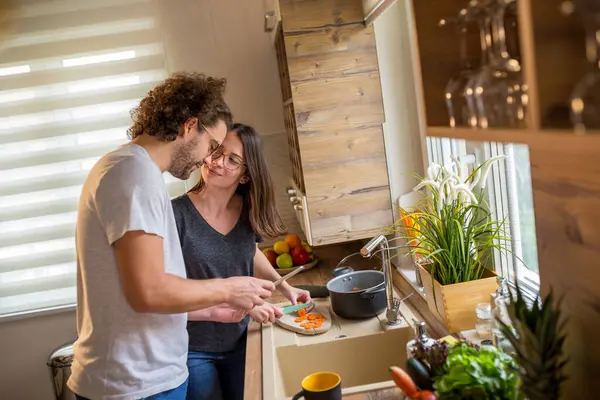 Verliefd Stel Dat Plezier Heeft Keuken Terwijl Samen Lunchen Groenten — Stockfoto