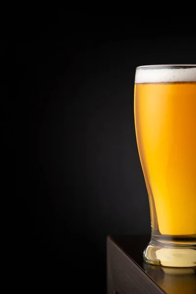 Copo Cerveja Fria Pálida Colocado Balcão Bar Com Espaço Cópia — Fotografia de Stock