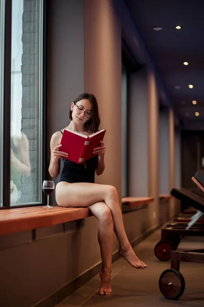 Bella Giovane Donna Costume Bagno Seduta Alla Finestra Leggere Libro — Foto Stock