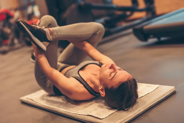 Attraktiv Ung Kvinna Som Stretchar Efter Träning Fitnesscenter — Stockfoto