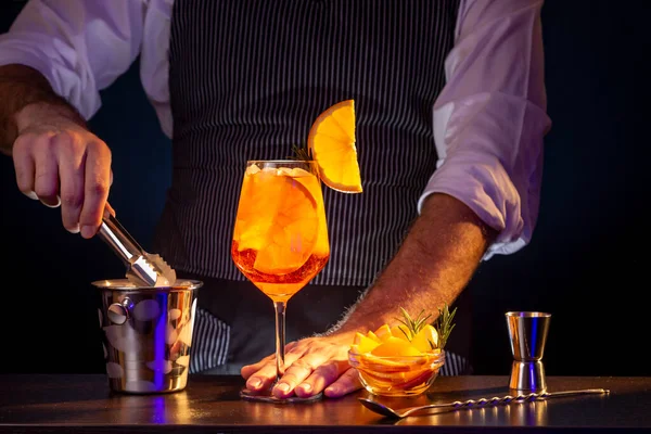 Bartender Adding Ice Cubes Ice Bucket Aperol Spritz Cocktail Glass — Stock Photo, Image