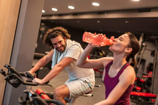 Casal Exercitando Ginásio Ciclismo Máquinas Bicicleta Fazendo Treinamento Cardiovascular Mulher — Fotografia de Stock