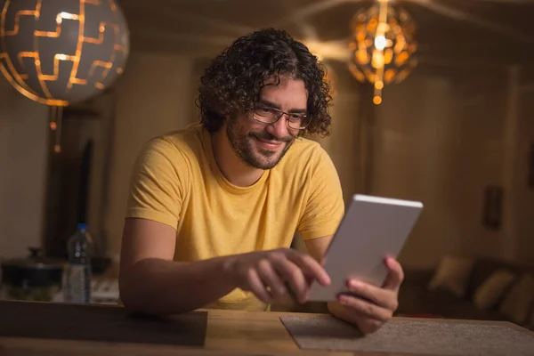 Joven Guapo Sentado Mostrador Cocina Navegar Por Internet Usando Computadora —  Fotos de Stock