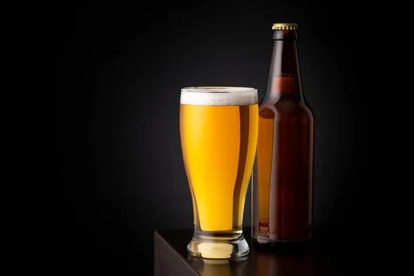 Copo Cerveja Fria Pálida Uma Garrafa Cerveja Colocada Balcão Bar — Fotografia de Stock