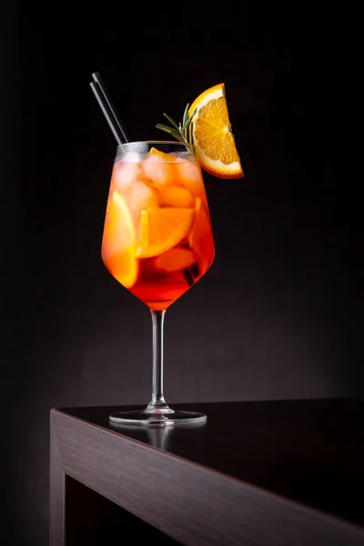 Glass Aperol Spritz Cocktail Served Wine Glass Decorated Slices Orange — Stock Photo, Image