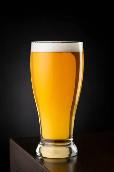 Vaso Cerveza Fría Colocada Mostrador Bar — Foto de Stock