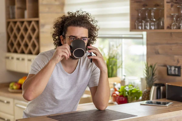 Homem Sentado Balcão Cozinha Pela Manhã Bebendo Café Tendo Uma — Fotografia de Stock