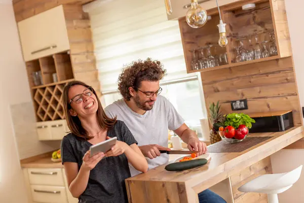 Çift Mutfakta Birlikte Yemek Hazırlarken Eğleniyor Erkek Sebze Keserken Kadın — Stok fotoğraf