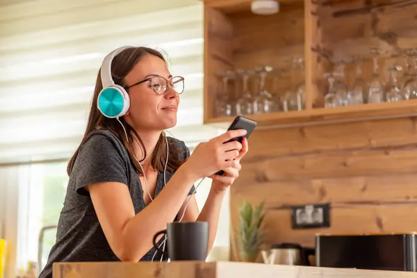 Mujer Charlando Línea Con Amigos Utilizando Teléfono Inteligente Durante Covid —  Fotos de Stock