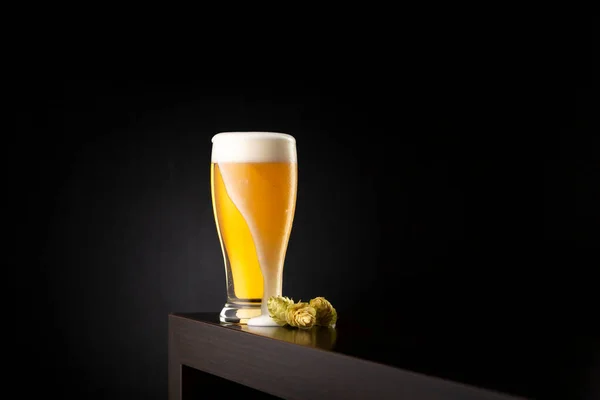 Pint Cold Pale Beer Some Hop Placed Bar Counter Copy — Stock Photo, Image