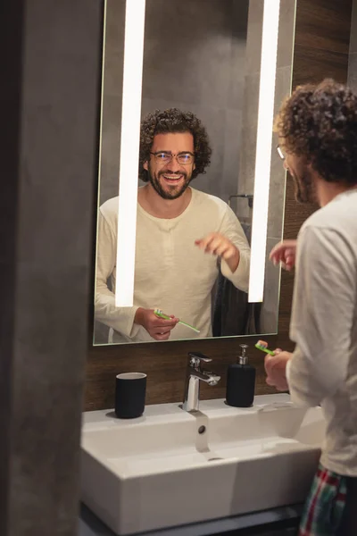 Красивый Молодой Человек Пижаме Стоит Перед Зеркалом Ванной Чистит Зубы — стоковое фото