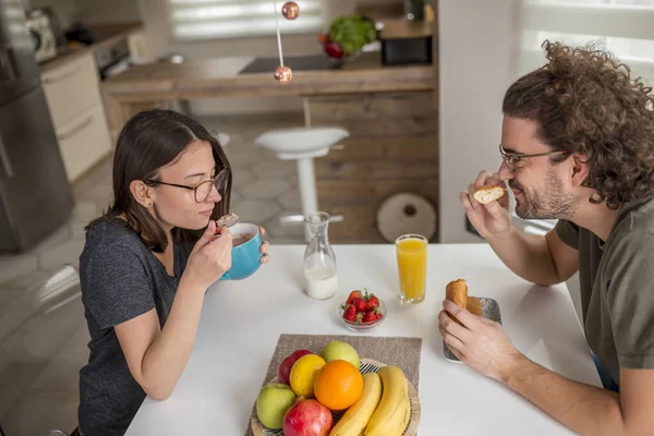 Bella Giovane Coppia Innamorata Seduta Tavolo Della Cucina Fare Colazione — Foto Stock