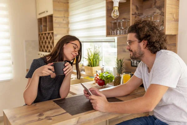 Schönes Junges Verliebtes Paar Entspannt Morgens Hause Sitzt Küchentisch Trinkt — Stockfoto