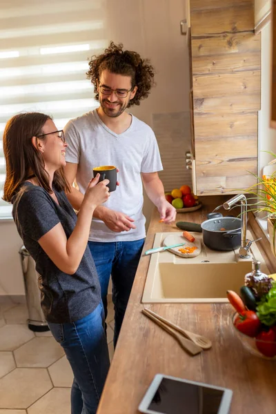 Coppia Che Gode Tempo Libero Casa Insieme Divertendosi Mentre Prepara — Foto Stock