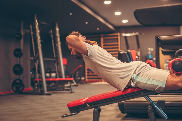 Young Man Working Out Gym Doing Reverse Bench Sit Ups — Stock Photo, Image