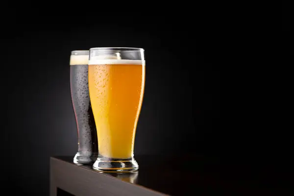 Two Glasses Cold Unfiltered Wheat Dark Beer Placed Bar Counter — Stock Photo, Image