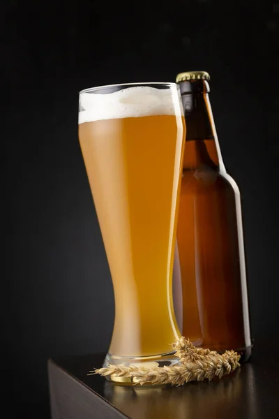 Стакан Холодного Нефильтрованного Пшеничного Пива Бутылка Пива Барной Стойке — стоковое фото