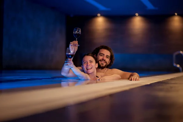 Couple Amoureux Profitant Leurs Vacances Détendre Dans Piscine Centre Spa — Photo