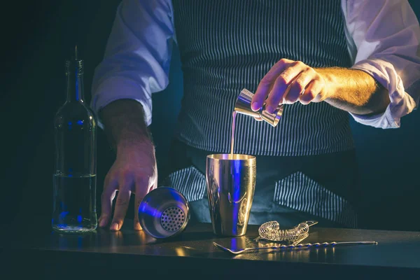 Bartender Making Cocktail Pouring Ingredients Measuring Cup Cocktail Shaker — Stock Photo, Image