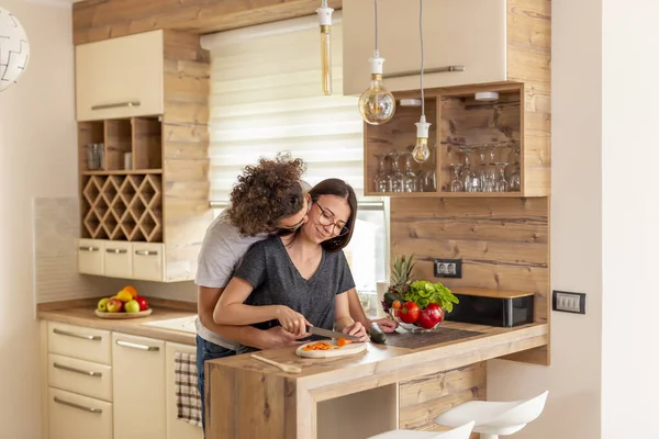 Jong Paar Liefde Het Hebben Van Plezier Tijdens Het Koken — Stockfoto