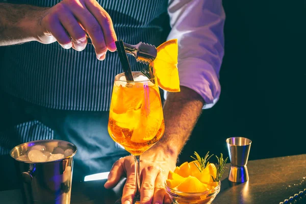 Bartender Decorating Aperol Spritz Cocktail Adding Slice Orange Rim Wineglass — Stock Photo, Image