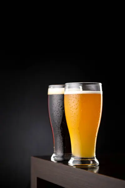 Dvě Sklenice Studeného Nefiltrovaného Pšeničného Piva Tmavého Piva Umístěné Barovém — Stock fotografie