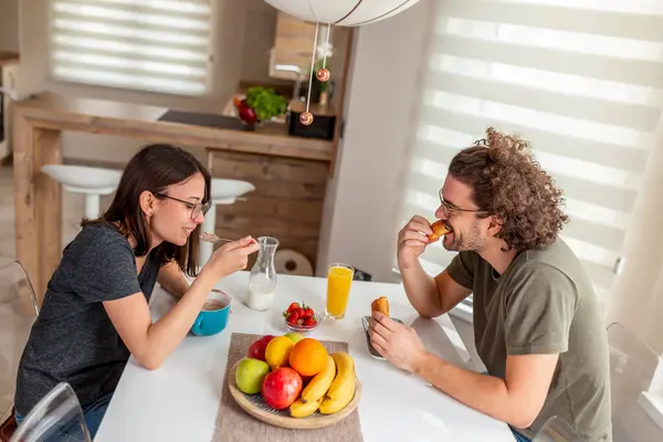 Vackra Unga Par Förälskade Sitter Vid Köksbordet Äter Frukost Och — Stockfoto