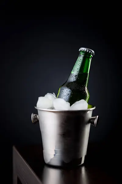 Eine Flasche Bier Einem Mit Eiswürfeln Gefüllten Eimer Auf Einer — Stockfoto