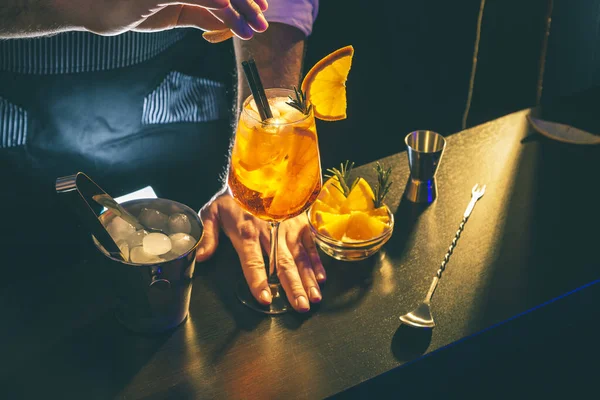 Bartender Finishing Aperol Spritz Cocktail Sprinkling Cocktail Wineglass Fresh Orange — Stock Photo, Image