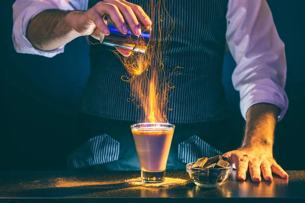 Bartender Sprinkling Cinnamon Powder Baileys Comet Cocktail Fire Causing Beautiful — Stock Photo, Image