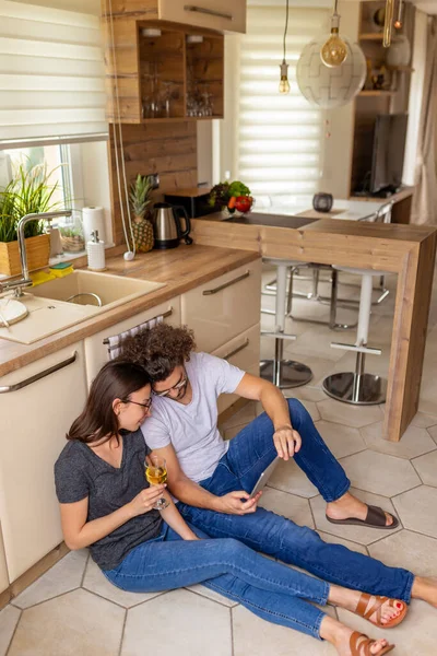 Verliebtes Paar Sitzt Auf Dem Küchenboden Trinkt Wein Und Bedient — Stockfoto