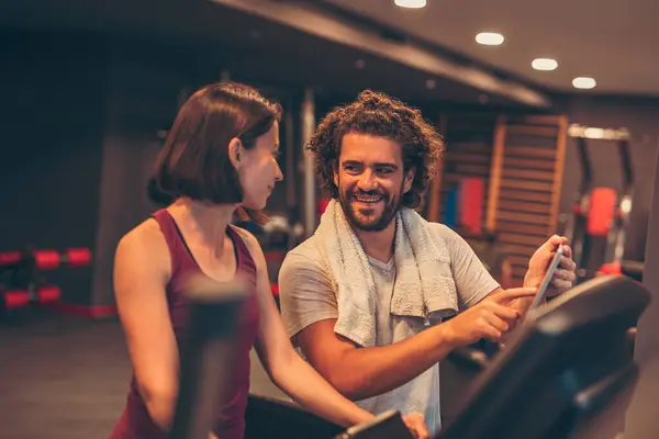 Młoda Sprawna Kobieta Ćwicząca Centrum Fitness Pomocą Przewodnictwem Osobistego Trenera — Zdjęcie stockowe