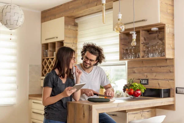 Par Det Gøy Kjøkkenet Mens Forbereder Måltid Sammen Mann Skjære – stockfoto