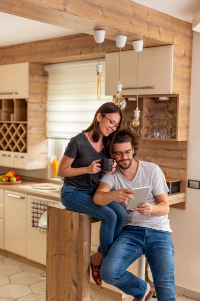 Pareja Amor Beber Café Leer Noticias Utilizando Una Tableta Cocina — Foto de Stock