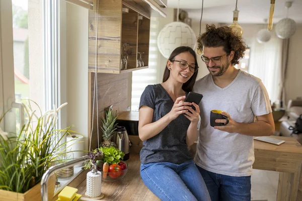 Schönes Junges Verliebtes Paar Genießt Morgens Die Freizeit Trinkt Kaffee — Stockfoto