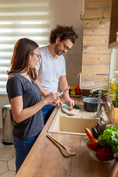 Paar Plezier Keuken Tijdens Het Koken Samen Man Snijden Van — Stockfoto