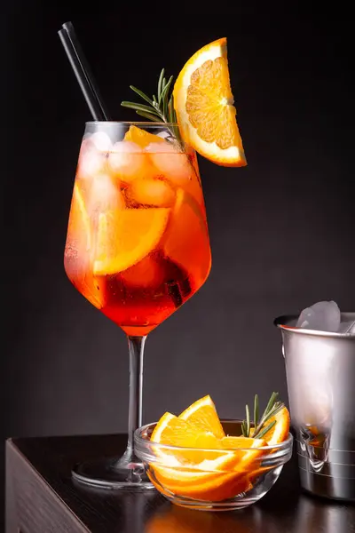 Aperol Spritz Cocktail Geserveerd Een Wijnglas Met Veel Ijs Versierd — Stockfoto