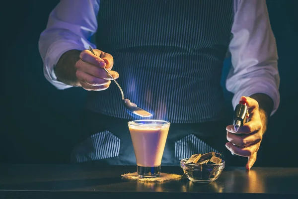 Barman Derramando Conhaque Chamas Uma Taça Coquetel Cometa Baileys Fazendo — Fotografia de Stock