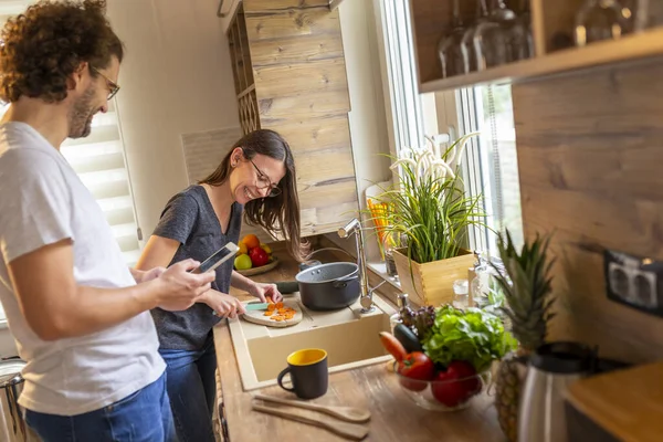 Coppia Innamorata Che Diverte Cucina Mentre Pranza Insieme Taglia Verdure — Foto Stock