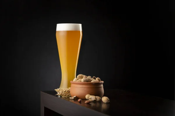 Ein Glas Kaltes Ungefiltertes Weizenbier Und Eine Schale Ungeschälter Erdnüsse — Stockfoto