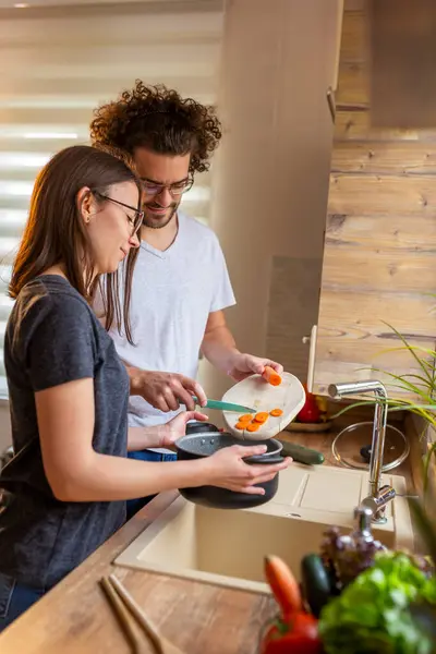 Bella Coppia Yoing Innamorato Divertirsi Cucina Mentre Prepara Pranzo Insieme — Foto Stock