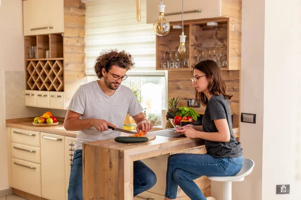 Genç Güzel Bir Çift Mutfakta Birlikte Yemek Hazırlarken Eğleniyorlar Kadın — Stok fotoğraf