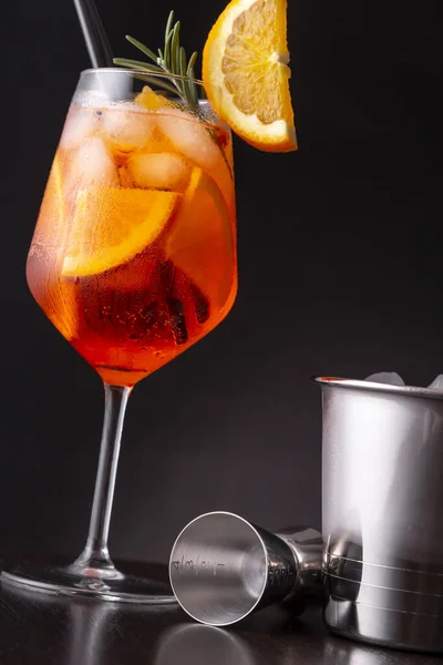 Aperol Spritz Cocktail Geserveerd Een Wijnglas Versierd Met Schijfje Sinaasappel — Stockfoto