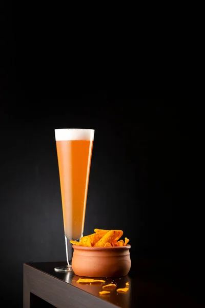 Glas Koud Grapefruitbier Een Kom Tortilla Chips Een Bar Met — Stockfoto