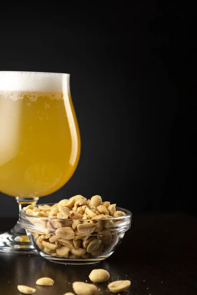 Ein Glas Kaltes Zitronenfruchtbier Und Eine Schüssel Gesalzene Geröstete Erdnüsse — Stockfoto