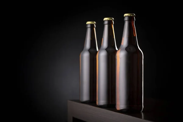 Tres Botellas Cerveza Fría Seguidas Mostrador Bar Con Espacio Para — Foto de Stock