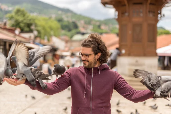 Beau Jeune Homme Amusant Nourrir Troupeau Pigeons Avec Des Graines — Photo