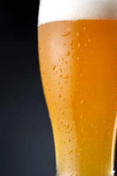 一杯未经过滤的冷麦芽啤酒的细节 小杯轻质工艺啤酒的密闭 — 图库照片