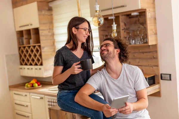 Pareja Joven Enamorada Beber Café Usar Una Tableta Cocina —  Fotos de Stock