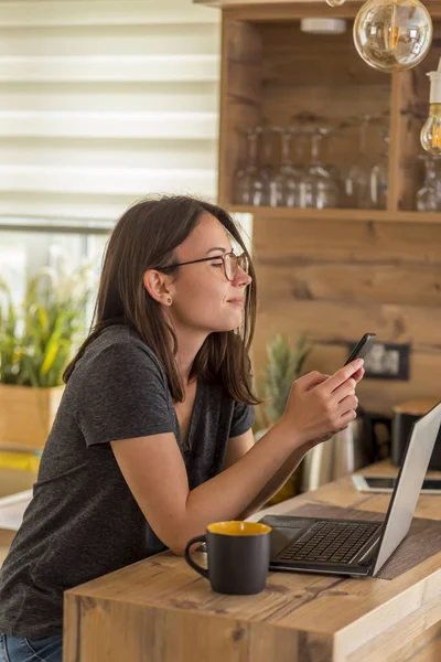 Hermosa Joven Sentada Mostrador Cocina Escribiendo Mensaje Texto Usando Teléfono —  Fotos de Stock